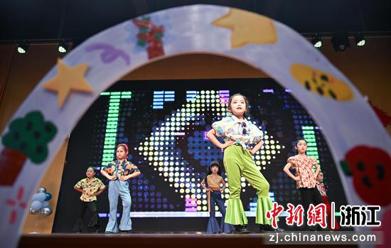 图为：杭州市锦绣幼儿园小朋友进行毕业表演。中新社记者 王刚 摄