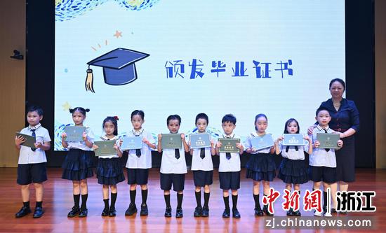 图为：杭州市锦绣幼儿园小朋友正式毕业。中新社记者 王刚 摄