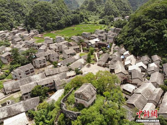 图为7月4日,航拍贵州省安顺市镇宁布依族苗族自治县高荡村。石小杰 摄 图为7月4日,航拍贵州省安顺市镇宁布依族苗族自治县高荡村。石小杰 摄