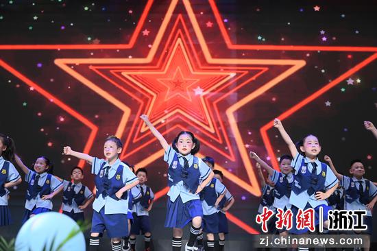 
图为：杭州市丁信幼儿园名景园区大班毕业典礼中，孩子们活力演绎。中新社发 徐彦 摄