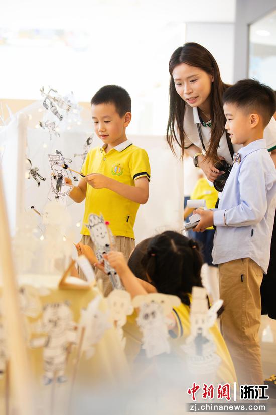 　　图为：宁波市实验幼儿园三个园区及高塘幼儿园12个大班的孩子，用300余件创意作品，为三年幼儿园时光写下生动注脚。中新社发 夏迎生 摄