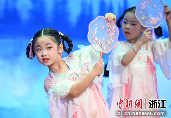 图为：杭州市锦绣幼儿园小朋友进行毕业表演。中新社记者 王刚 摄