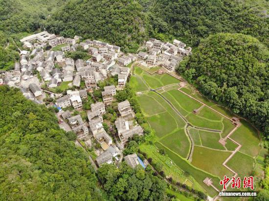 图为7月4日,航拍贵州省安顺市镇宁布依族苗族自治县高荡村。石小杰 摄 图为7月4日,航拍贵州省安顺市镇宁布依族苗族自治县高荡村。石小杰 摄