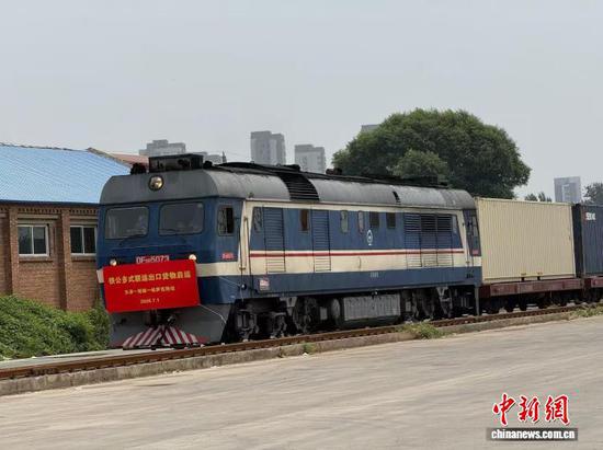 7月1日,天津首发至哈萨克斯坦公铁联运班列,为天津通往中亚地区新增一条高效物流通道。(天津国际陆港供图) 7月1日,天津首发至哈萨克斯坦公铁联运班列,为天津通往中亚地区新增一条高效物流通道。(天津国际陆港供图)