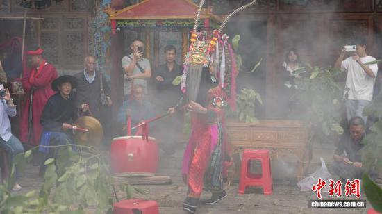 图为地戏演出《楚汉争锋》之《火烧章邯》。石小杰 摄 图为地戏演出《楚汉争锋》之《火烧章邯》。石小杰 摄
