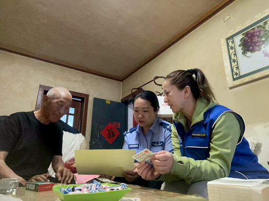 社区干部日常开展走访入户，及时解决群众急难愁盼问题。
