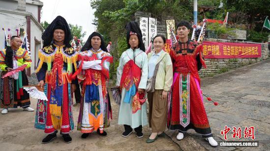 图为游客与地戏演员合影留念。石小杰 摄 图为游客与地戏演员合影留念。石小杰 摄