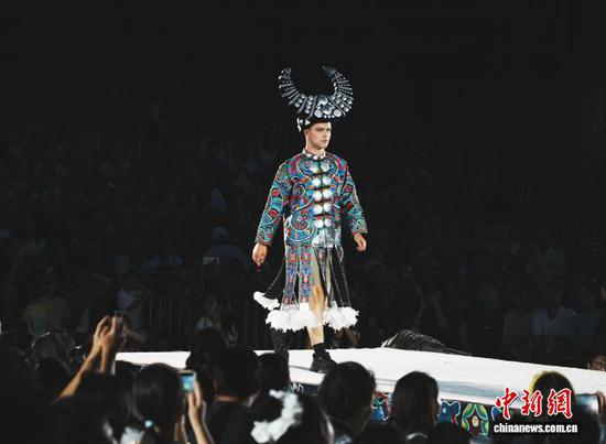 7月4日晚,贵州省凯里市苗侗风情园内,一名外国游客身着中国民族服饰走上“村T”舞台。记者 周燕玲 摄 7月4日晚,贵州省凯里市苗侗风情园内,一名外国游客身着中国民族服饰走上“村T”舞台。记者 周燕玲 摄