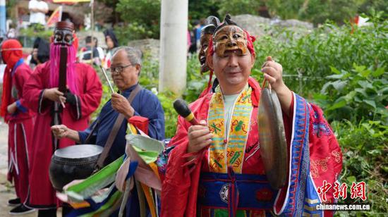 7月5日,“安顺地戏与傩雕文化传承发展”活动在贵州省安顺市西秀区刘官乡举行。活动现场,傩戏展演异彩纷呈,吸引了众多嘉宾和游客观看和拍照打卡。图为四川省旺苍端公戏展演。石小杰 摄 7月5日,“安顺地戏与傩雕文化传承发展”活动在贵州省安顺市西秀区刘官乡举行。活动现场,傩戏展演异彩纷呈,吸引了众多嘉宾和游客观看和拍照打卡。图为四川省旺苍端公戏展演。石小杰 摄
