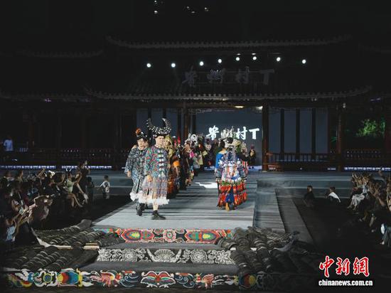 7月4日晚,贵州省凯里市苗侗风情园内,游客与当地村民身着民族服饰,共同走上“村T”舞台,吸引众多市民游客驻足观赏。“村T”这项由民间自发组织的民族服饰展示T台秀,自2024年7月启动以来,已连续举办超900场,吸引300多个村寨及海内外9万余人参与,先后登上中国国际时装周、伦敦时装周等舞台,成为贵州向世界展示民族文化的重要窗口。记者 周燕玲 摄 7月4日晚,贵州省凯里市苗侗风情园内,游客与当地村民身着民族服饰,共同走上“村T”舞台,吸引众多市民游客驻足观赏。“村T”这项由民间自发组织的民族服饰展示T台秀,自2024年7月启动以来,已连续举办超900场,吸引300多个村寨及海内外9万余人参与,先后登上中国国际时装周、伦敦时装周等舞台,成为贵州向世界展示民族文化的重要窗口。记者 周燕玲 摄