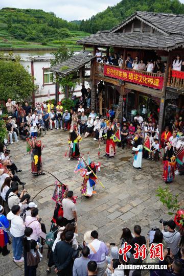 图为安顺地戏展演。石小杰 摄 图为安顺地戏展演。石小杰 摄