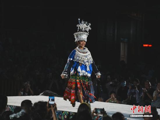 7月4日晚,贵州省凯里市苗侗风情园内,一名外国游客身穿中国苗族服饰走上“村T”舞台,吸引众多市民游客驻足观赏。记者 周燕玲 摄 7月4日晚,贵州省凯里市苗侗风情园内,一名外国游客身穿中国苗族服饰走上“村T”舞台,吸引众多市民游客驻足观赏。记者 周燕玲 摄