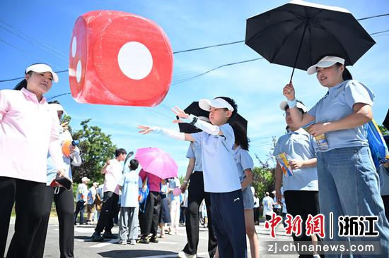 7月6日，孩童体验大富翁财商挑战活动。王刚&nbsp;摄