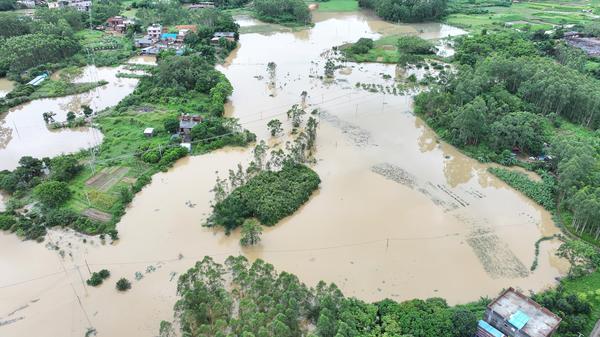 7月6日,暴雨后,积水未退,图为钦州市钦北区大寺镇竹头塘村受灾情况。许裕 摄 7月6日,暴雨后,积水未退,图为钦州市钦北区大寺镇竹头塘村受灾情况。许裕 摄