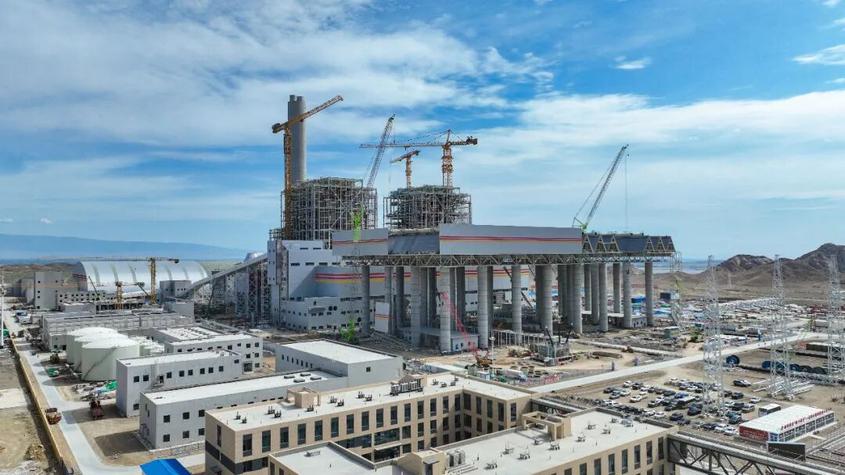 国能博州2×66万千瓦煤电项目正在加紧建设。据悉，该项目总投资235亿元，煤电首台机组预计今年8月底并网发电，配套风光项目分步推进。