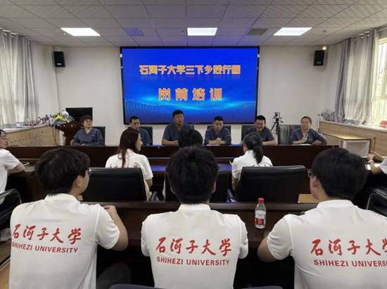 实践团成员正在接受岗前培训。杨丹供图