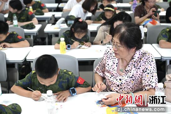 图为：孩子们体验蟹壳画创作。中新社记者 王刚 摄