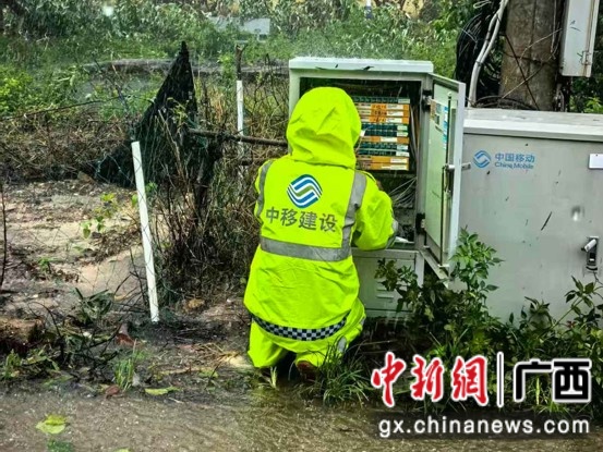网络工程师检查受影响通信设备排除告警故障。梁林 摄 网络工程师检查受影响通信设备排除告警故障。梁林 摄