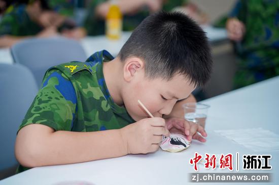 7月5日晚，孩子体验蟹壳画创作。（主办方供图）