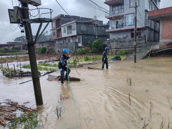 7月6日,南方电网广西钦州灵山供电局工作人员在灵山县那隆镇泥桥村委开展应急抢修。施扬源 摄 7月6日,南方电网广西钦州灵山供电局工作人员在灵山县那隆镇泥桥村委开展应急抢修。施扬源 摄