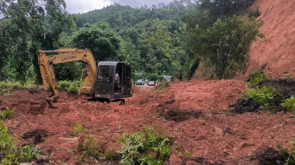 防城公路养护中心在省道516线扶隆镇小峰农场那邓队茶厂路口处置滑坡险情。麦辉 摄 防城公路养护中心在省道516线扶隆镇小峰农场那邓队茶厂路口处置滑坡险情。麦辉 摄