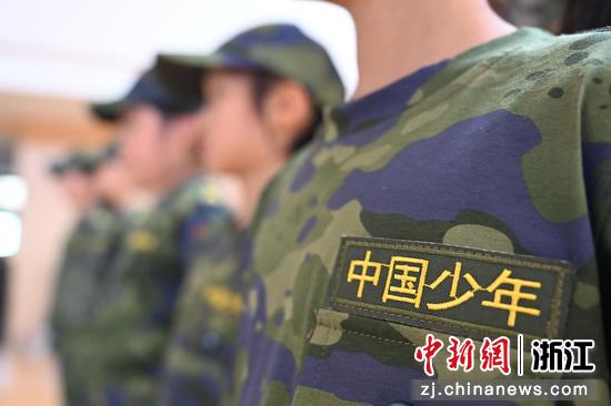 图为：孩子们在分组训练中整齐队列。中新社记者 王刚 摄