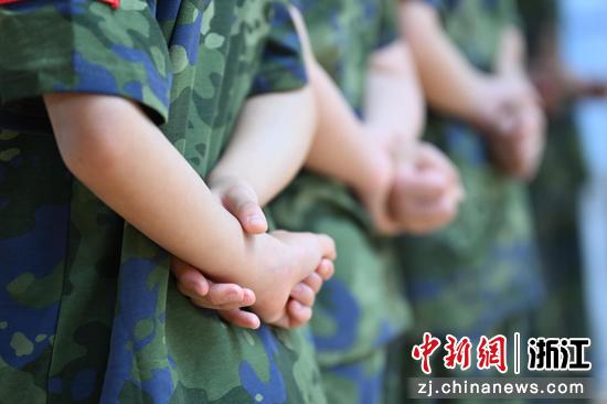 图为：孩子们在分组训练中整齐队列。中新社记者 王刚 摄