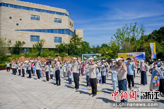 图为：活动参与者进行热身。中新社记者 王刚 摄