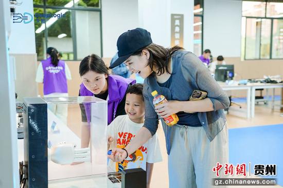 图为活动现场。 图为活动现场。