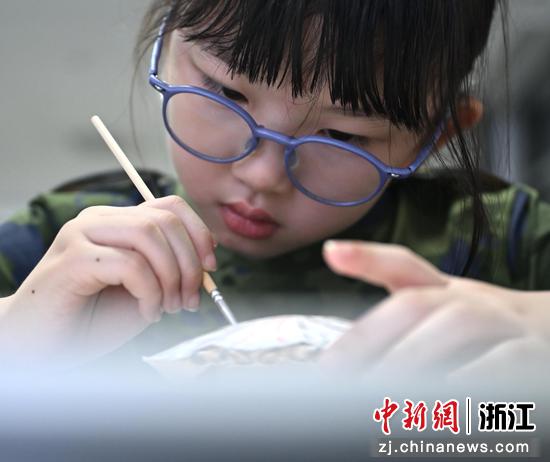 图为：孩子体验蟹壳画创作。中新社记者 王刚 摄