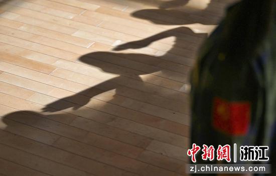 图为：孩子们在分组训练中学习敬礼动作。中新社记者 王刚 摄