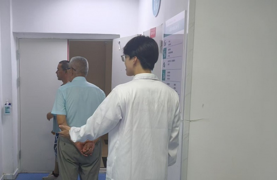 实践团成员在为患者导医。吴翔宇供图