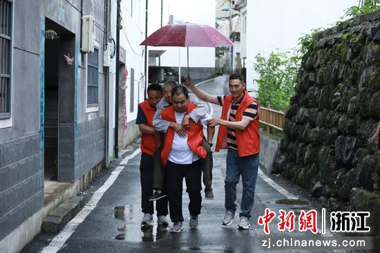 王阜乡工作人员转移民众。杨奇供图