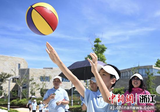 图为：孩子在“国寿700健行”活动中体验闯关打卡游戏。中新社记者 王刚 摄
