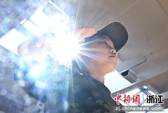 图为：孩子们在分组训练中学习敬礼动作。中新社记者 王刚 摄