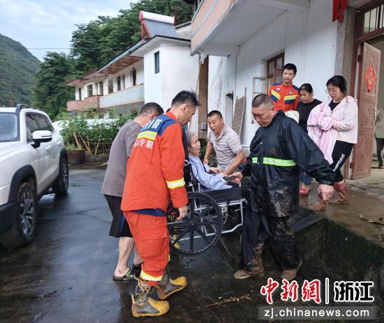 千岛湖镇工作人员转移民众。杨奇供图