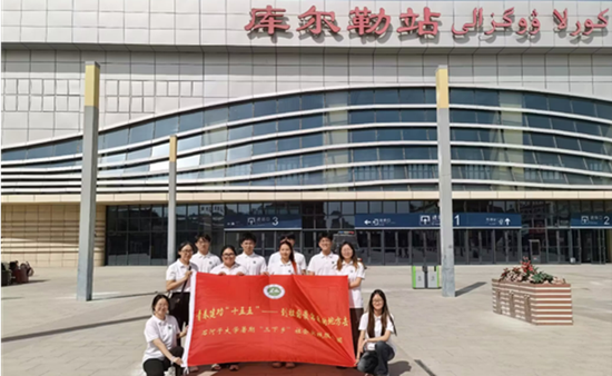 实践团成员抵达库尔勒。王瑞丽供图