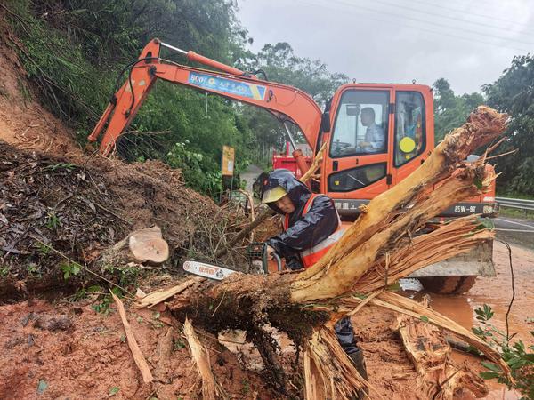 灵山公路养护中心在国道209线K3597+550檀圩镇段处置滑坡险情。劳增辉 摄 灵山公路养护中心在国道209线K3597+550檀圩镇段处置滑坡险情。劳增辉 摄