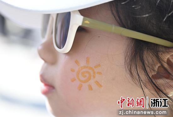 
图为：参与活动的孩子在脸部印上活动相关标志。中新社记者 王刚 摄