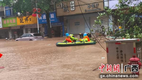抢修人员乘坐皮筏艇雨中寻找故障点位。刘芳 摄 抢修人员乘坐皮筏艇雨中寻找故障点位。刘芳 摄