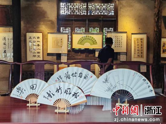近日，游客参观“百幅家训看仙居”书法精品展。徐明庆&nbsp;供图