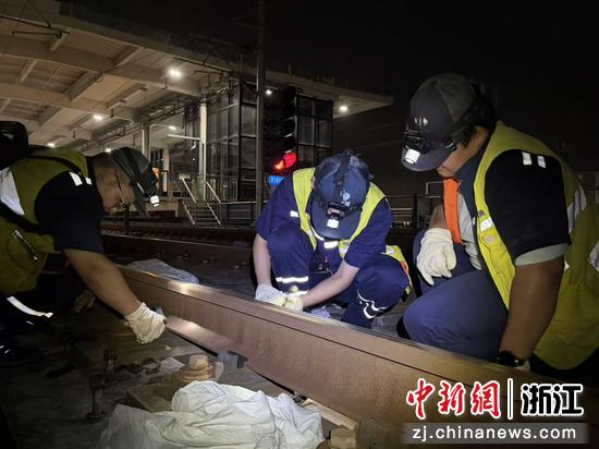  图为：工作人员在夜间开展轨道巡检、维保。中新社发 尹一凡 供图