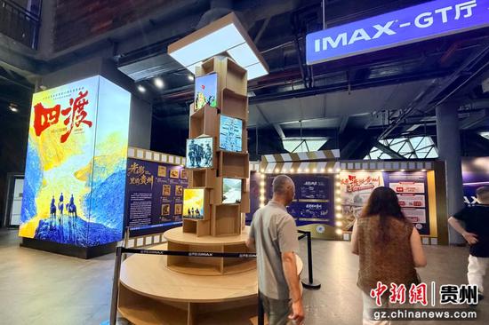 宣传海报灯箱和文创展示区。 宣传海报灯箱和文创展示区。