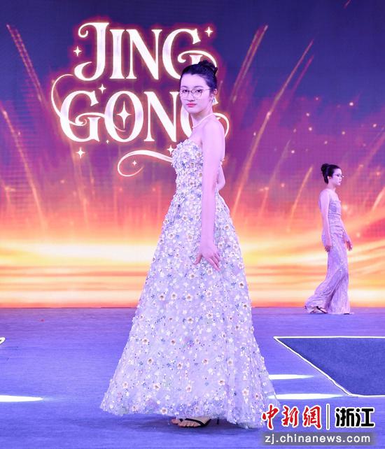 图为：模特们走秀展示。中新社发 金焕慧 摄