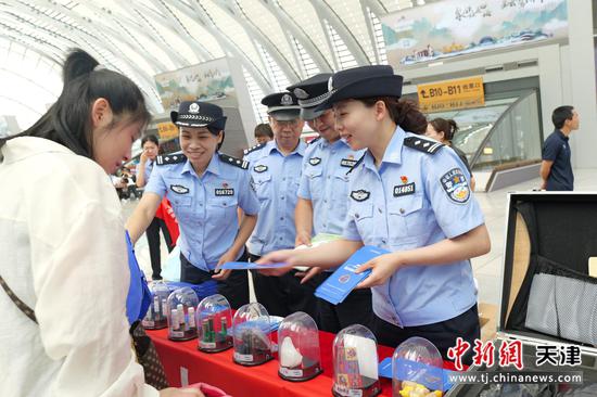 图为北京铁路公安局天津公安处民警在天津西站候车大厅向群众宣传禁毒知识。(北京铁路公安局天津公安处供图) 图为北京铁路公安局天津公安处民警在天津西站候车大厅向群众宣传禁毒知识。(北京铁路公安局天津公安处供图)