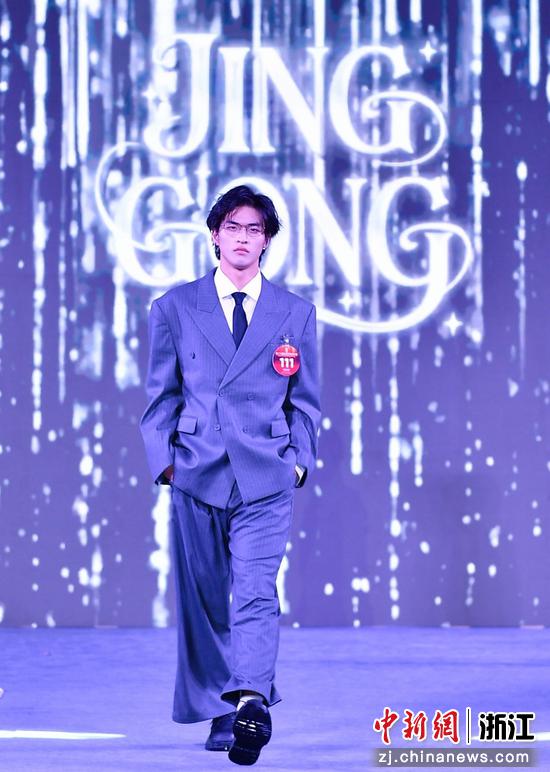 图为：模特走秀展示。中新社发 金焕慧 摄