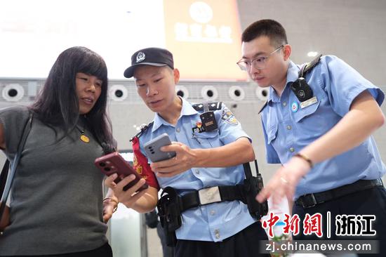 图为：铁警为旅客提供帮助。中新社发 贺瑞明 摄