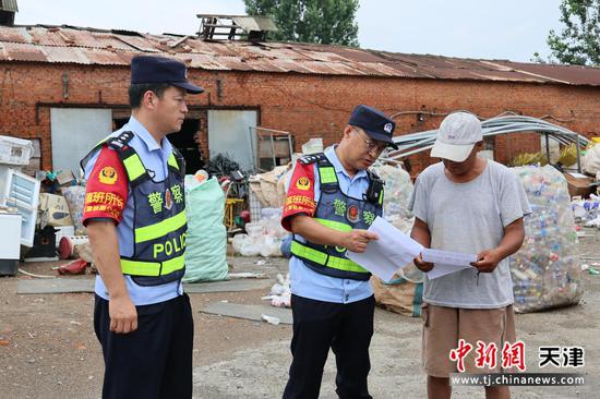图为北京铁路公安局天津公安处沿线民警在辖区内开展安全宣传,确保线路绝对安全。(北京铁路公安局天津公安处供图) 图为北京铁路公安局天津公安处沿线民警在辖区内开展安全宣传,确保线路绝对安全。(北京铁路公安局天津公安处供图)