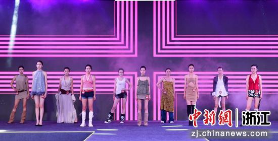 图为：模特们走秀展示。中新社发 金焕慧 摄