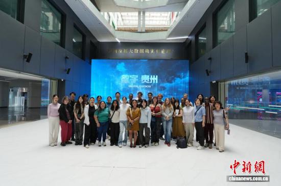 图为中外青年与学者在国家大数据(贵州)综合试验区交流体验中心合影留念。王蔚然 摄
